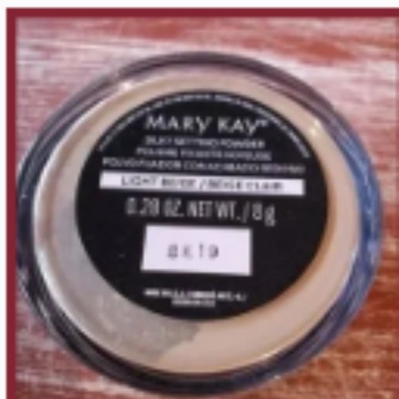 Mary kay Silky setting powder in Light Beige. - Picture 2 of 4